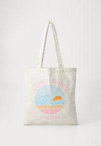 Sac en toile de couleur écrue avec un graphique circulaire présentant des vagues bleues, un soleil orange et le texte rose "COASTAL WAVES 97 SURF CLUB CA."