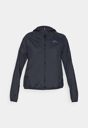 Leichter, navyblauer Windbreaker mit vollem Reißverschluss, Kapuze und Logo auf der oberen linken Brust. Glattes, wasserabweisendes Material.