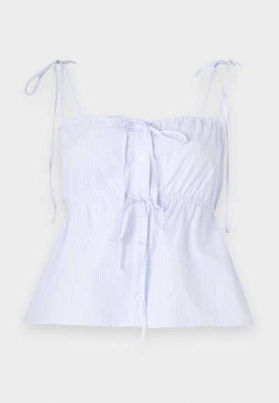 Heledad sinine triibuline puuvillane pluus reguleeritavate lipsudega õlgadel, kogutud vöökoht ja esine nööpide sulgemine. Sile kangas, millel on sile tekstuur.