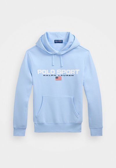 Ανοιχτό μπλε φούτερ από μαλακό ύφασμα, με μπροστινή τσέπη, κουκούλα με κορδόνι και μεγάλα γράμματα "POLO SPORT" με γραφικό της αμερικανικής σημαίας.