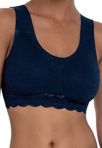 Reggiseno in pizzo blu navy con scollatura a barchetta, spalline larghe, bordi a onda e un fiocco decorativo al centro. Tessuto morbido.