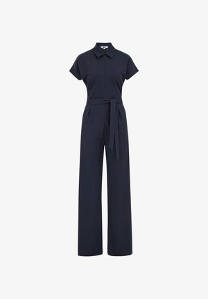 Tengerészkék rövid ujjú overál gallérral, elöl cipzárral, bő szárú nadrággal és deréknál azonos anyagból készült övvel megkötve.