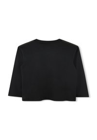 T-shirt noir à manches longues avec un col rond, présentant des coutures dorées discrètes le long des épaules et une coupe décontractée. Tissu au toucher lisse.