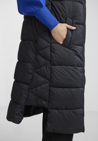 YAS YASLIRO - Strukirani kaput - black