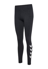 Czarne legginsy z elastycznego materiału, z gładkim pasem w talii i białym wzorem z chevronem po lewej stronie, zwężane w całej długości.