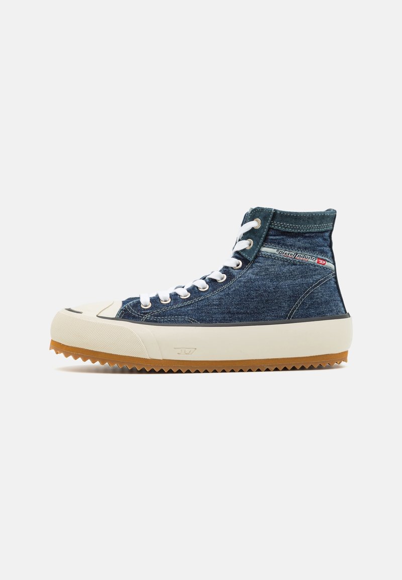 Baskets montantes en denim bleu avec lacets blancs, semelle extérieure en caoutchouc blanc épais et semelle extérieure marron texturée, présentées de profil sur fond blanc.
