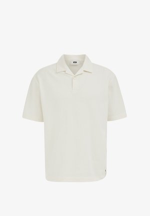 Gebroken witte korte mouw polo met een gestructureerde stof, kraag en een enkele knoopsluiting, afgebeeld op een effen witte achtergrond.