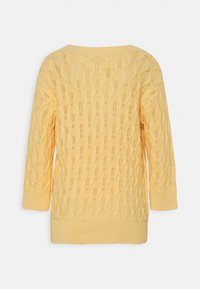 Gelber, gestrickter Pullover mit lockerer Passform, der ein strukturiertes Kabelmuster und elastische Bündchen aufweist. Hat einen weiten Halsausschnitt und Dreiviertelärmel.