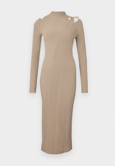 Vestido midi de manga longa, com canelado, em bege, com gola alta e detalhe recortado no ombro, apresentando acentos em metal dourado.