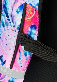 Cinghia per zaino colorata caratterizzata da un design astratto rosa e blu con una fibbia nera regolabile e un accento grigio con il marchio.