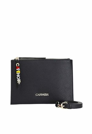 Clutch rectangular de cuero negro con el logo dorado "CAFENOR", cremallera con letras coloridas y correa desmontable al lado.