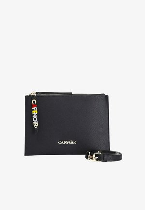 Clutch rectangular de cuero negro con el logo dorado "CAFENOR", cremallera con letras coloridas y correa desmontable al lado.