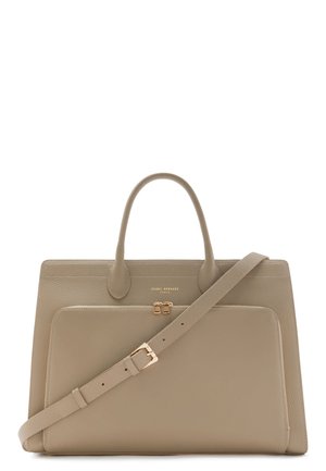 Beige Ledertasche mit oberen Henkeln, Fronttasche, goldener Schnalle und verstellbarem Schulterriemen auf weißem Hintergrund.