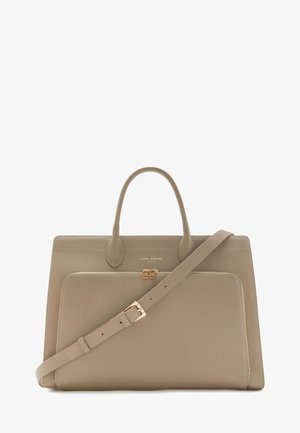 Beige Ledertasche mit oberen Henkeln, Fronttasche, goldener Schnalle und verstellbarem Schulterriemen auf weißem Hintergrund.