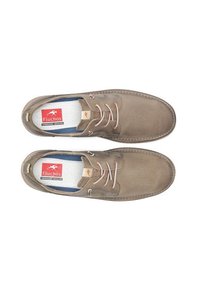 Zapatos de cuero perforados marrones con cordones crema y una plantilla blanca acolchada con un logo rojo en la plantilla y el tacón.