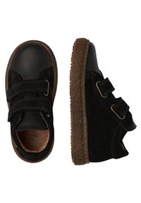 Scarpe nere con una combinazione di pelle liscia e camoscio. Presentano due cinturini in velcro, una suola in gomma testurizzata e una punta arrotondata.