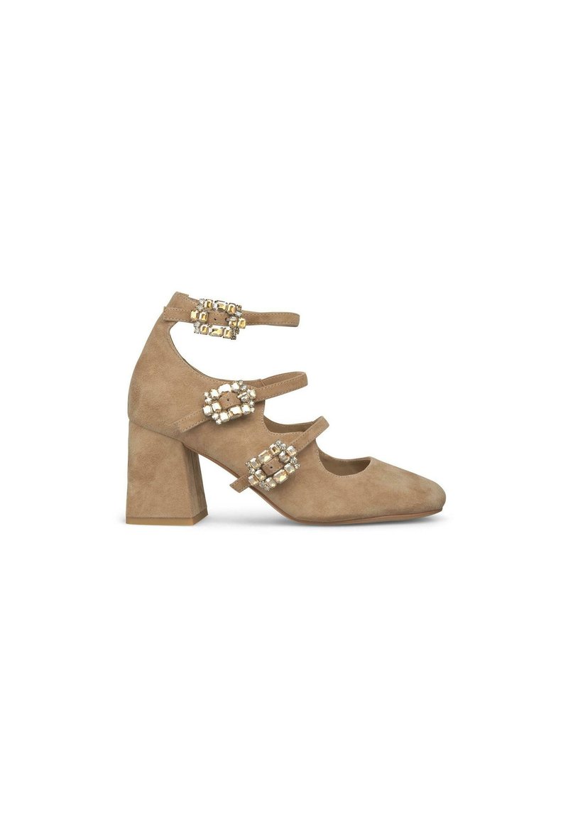 Scarpa con tacco a blocco in suede beige, dotata di tre cinturini alla caviglia, ognuno dei quali presenta delle ornate fibbie rettangolari decorate con pietre trasparenti.