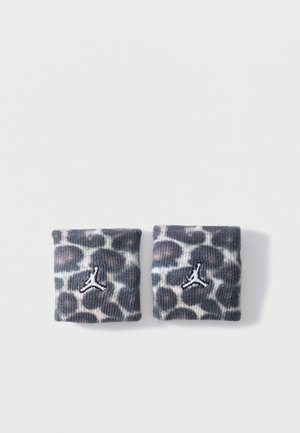 Par grå og hvite armbånd med leopardmønster og brodert hvit Jumpman-logo, plassert på hvit bakgrunn.