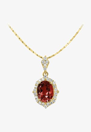 Collana d'oro con un pendente ovale in pietra rossa circondato da piccole pietre trasparenti, con un design di catena testurizzata.