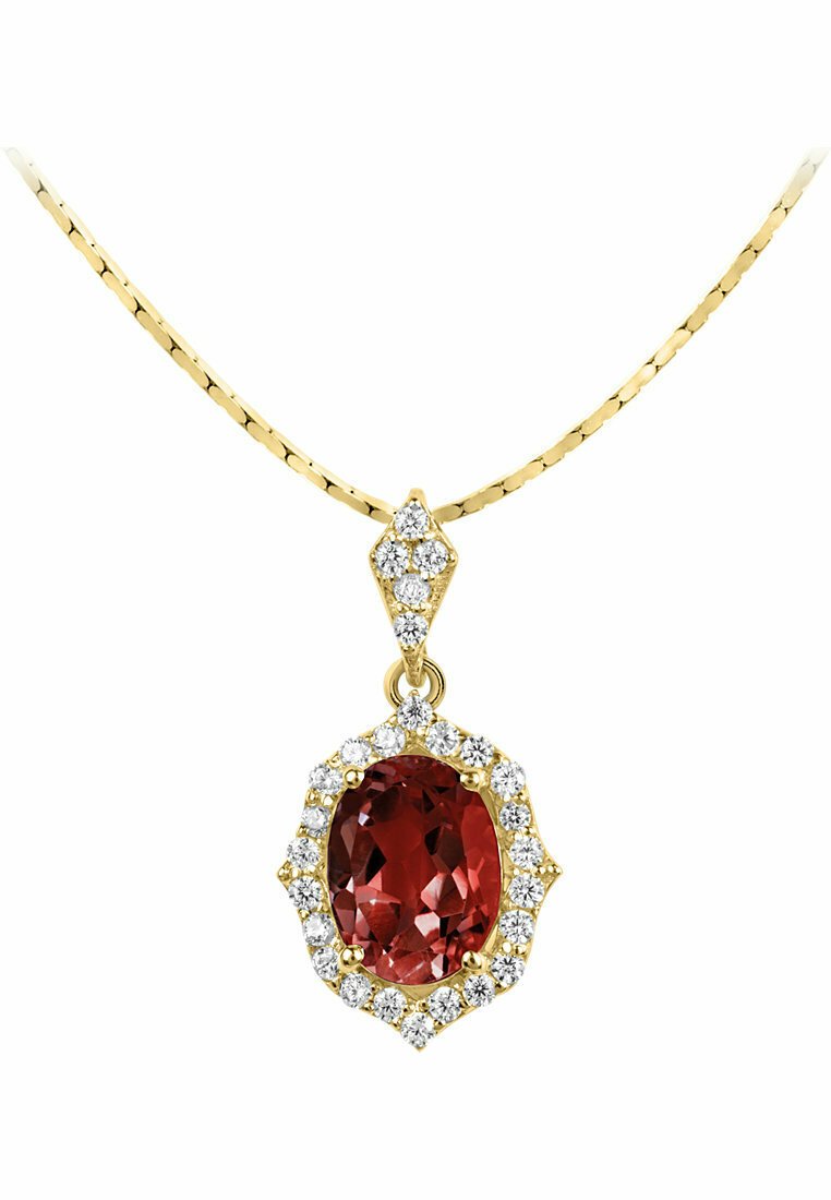 Collana d'oro con un pendente ovale in pietra rossa circondato da piccole pietre trasparenti, con un design di catena testurizzata.