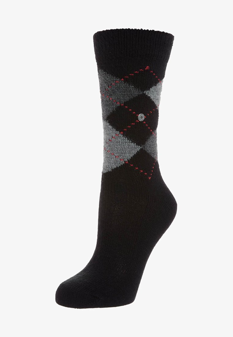 Calcetín de patrón argyle en negro y gris con acentos rojos, hecho de material de punto, que presenta un puño reforzado y un pequeño botón decorativo.