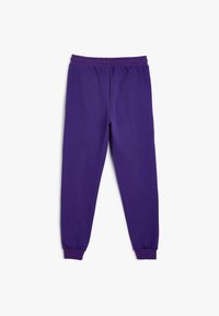 Lila sweatpants med elastisk midjeband, smalnande ärmslut och en mjuk yta. Designade för komfort och avslappnad stil.