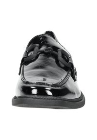 Scarpa slip-on in vernice nera con finitura liscia, caratterizzata da un accento a catena chunky sulla parte superiore e suola in gomma.