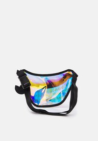 Průhledná vícebarevná taška s černým popruhem, s iridiscentní přední stranou a texturovaným materiálem. Uzavírání na plastovou přezku.