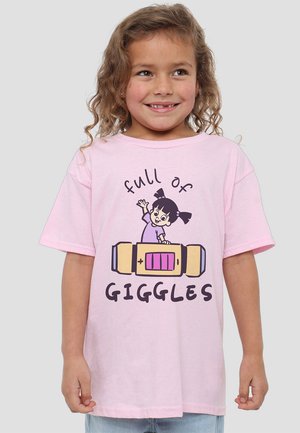 Rosa Baumwoll-T-Shirt mit kurzen Ärmeln, das eine Karikatur eines Mädchens und den Text "voller GIGGLES" zeigt, mit lebhaften Farben und einem verspielten Design.
