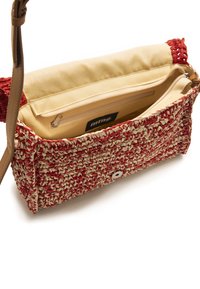 Borsa intrecciata con una combinazione di colori rosso e crema, dotata di un interno beige, tasca con zip e tracolla removibile.