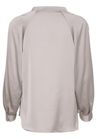 Lys grå, langærmet bluse med en silkeagtig tekstur, raglanærmer og knapmanchetter. Har et enkelt, udekoreret design.