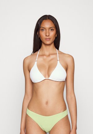 Top de biquíni triangular branco com nervuras e alças de halter, combinado com calções de biquíni sólidos de cor verde-claro, com tecido texturizado.