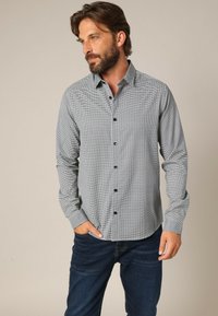 Geruite zwarte en witte overhemd met lange mouwen in stof met een button-down kraag, voorzien van zwarte knopen en een klassieke pasvorm.