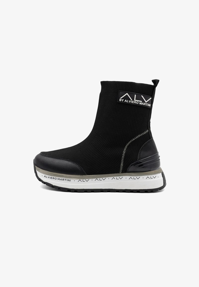 Schwarze Sockenschuh-Stil Stiefel mit einem gerippten Strickobermaterial, gummiertem Zehenbereich und einer dicken weißen Zwischensohle mit Branding. Texturierte Akzente an der Ferse.