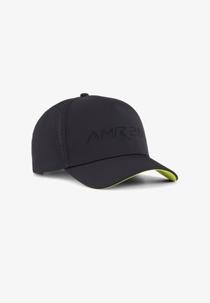 Berretto da baseball nero con visiera curva e scritte in rilievo discrete sul davanti con la scritta "AMR26,", con la parte inferiore della visiera di colore giallo neon.
