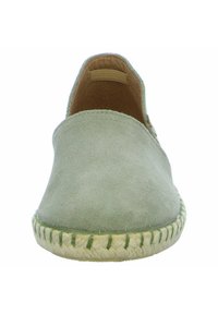 Espadrille de ante verde con punta redonda, suela de yute trenzado y acentos de rayas verdes a lo largo del borde. Diseño simple, sin hebillas, de fácil poner y quitar.