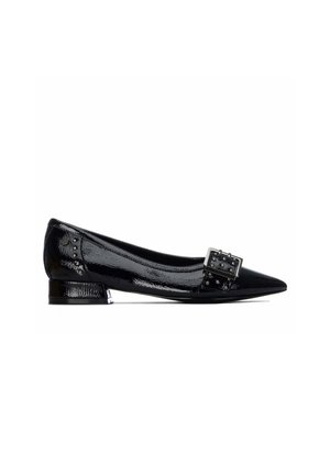 Zapato negro de charol con tacón bajo y punta picuda, con hebilla decorativa tachonada en la parte frontal.