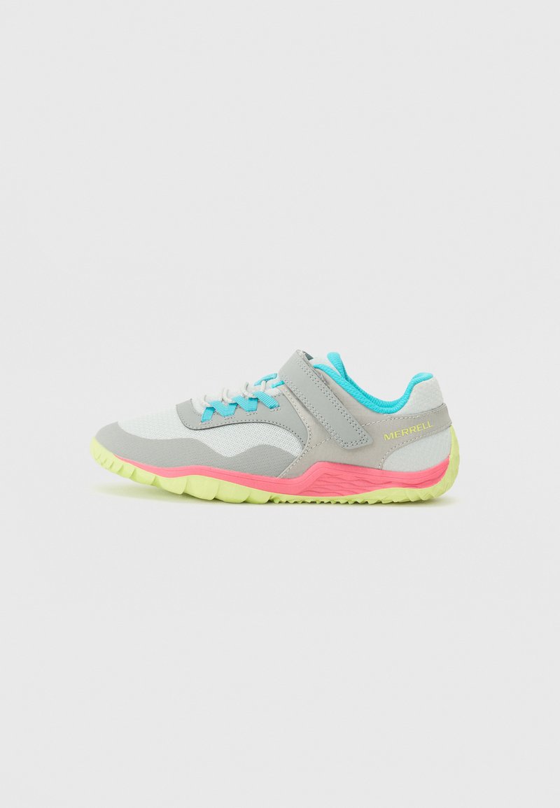 Chaussure de sport grise avec des panneaux en maille et en cuir, des accents turquoise, une semelle intermédiaire rose et une semelle extérieure texturée jaune. Sangle Velcro et lacets.