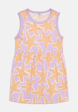 Levendula színű ujjatlan ruha, ráncolt derékrésszel, sárga és narancssárga tónusú csillagtetű mintával, puha anyagból készült.