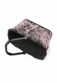 Roze stoffen mand met een zwart lichtgewicht frame, voorzien van een bloemenpatroon, gebogen handvatten en een interne ritszak voor opslag.