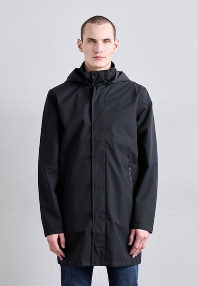 Veste imperméable noire avec capuche, dotée d'une fermeture éclair à l'avant, de deux poches latérales et d'une coupe droite. Texture lisse.