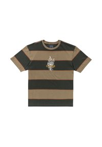 Camiseta de algodón a rayas en verde oscuro y beige con acentos naranjas. Cuenta con un gráfico central de una rosa con llamas y texto debajo.