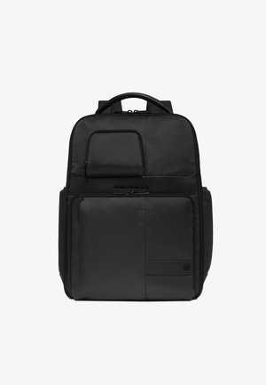 Zwarte rechthoekige rugzak met meerdere ritsvakken, handvat bovenaan en gevoerde schouderbanden op een witte achtergrond.