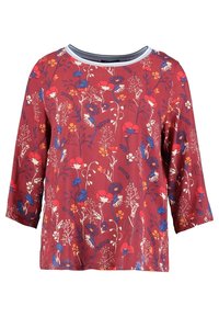 Top floreale rosso con maniche a trequarti, scollatura rotonda e rifiniture azzurro chiaro. Presenta vari fiori colorati su un tessuto testurizzato.