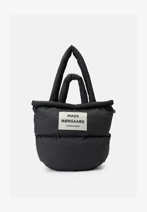 Sac fourre-tout rembourré noir avec deux ensembles de poignées et une étiquette blanche portant la mention "Mads Nørgaard Copenhagen" à l'avant.