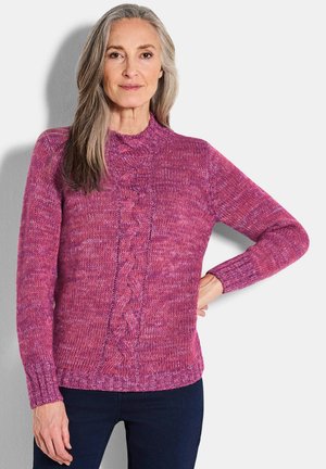 Rosa gestrickter Pullover mit einem strukturierten Zopfdesign in der Mitte, rippenbesetzten Bündchen und hohem Kragen. Material aus Baumwollmischung, lässige Passform.