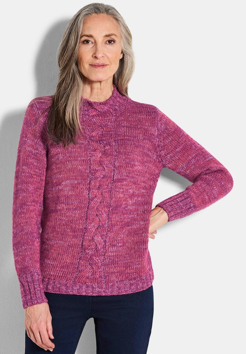 Rosa gestrickter Pullover mit einem strukturierten Zopfdesign in der Mitte, rippenbesetzten Bündchen und hohem Kragen. Material aus Baumwollmischung, lässige Passform.