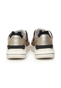 Sneakers met een multicolor ontwerp met metallic gouden en zwarte lakaccenten, en neutrale stof. Dikke witte zool met een gestructureerd patroon.