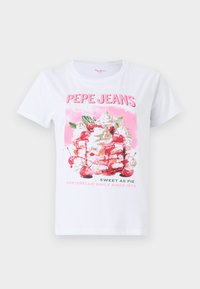 Valge puuvillane T-särk, millel on värvikas jäätise graafika, kirsid ja roosa taust, tekst ütleb "PEPE JEANS" ja "MAGUS NAGU PIRUKAS."