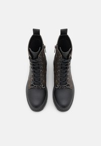 Černé vysoké boty se šněrováním, řetízkovým detailem a vzorovaným materiálem na holeni, s hladkou koženou špičkou a patou.